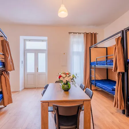 Хостел Retreat Boutique *